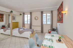 Large and bright studio with AC at the heart of Avignon - Welkeys